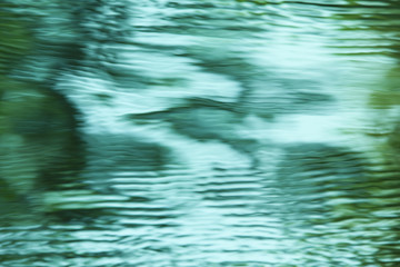 流れる水