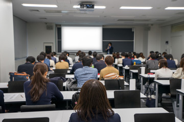 大学の教室でのプレゼンテーションのイメージ