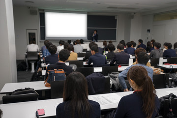 大学の教室でのプレゼンテーションのイメージ