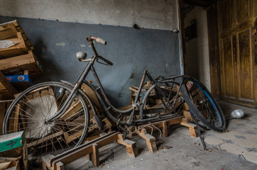 altes fahrrad in haus