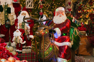 Babbo natale sopra la renna illuminata