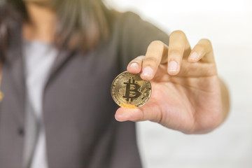 Fototapeta na wymiar hand holding bitcoin