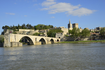 Pont d’Avignon sur le Rhône et palais des Papes à Avignon, Vaucluse, France - Avignon bridge on...