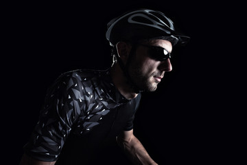 Fahrradfahrer vor dunklem Hintergrund
