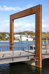 Stahlskulptur an der Brücke zur Phönixinsel am Phönixsee in Dortmund, Nordrhein-Westfalen