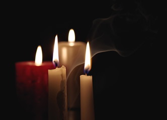 płomień świecy w ciemności - obrazy, fototapety, plakaty