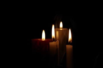 Fototapeta na wymiar płomień świecy w ciemności
