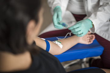 infermiere esegue un prelievo di sangue per analisi mediche