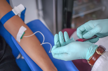 infermiere esegue un prelievo di sangue per analisi mediche