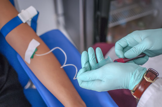 infermiere esegue un prelievo di sangue per analisi mediche