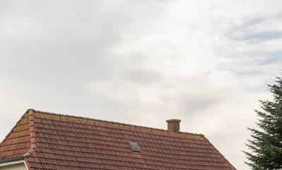Schornstein auf einem Dach eines Hauses