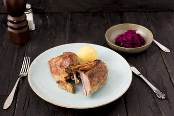 Gegrillte Ente aus dem Ofen mit Blaukraut und Kartoffelknödel serviert