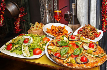 Fototapety  Letnia kolacja. Makaron, pizza i domowe jedzenie w restauracji Rzym. Smaczne i autentyczne włoskie jedzenie.
