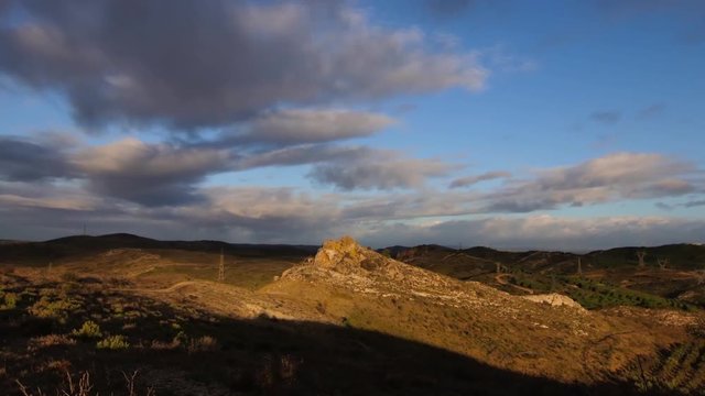 timelapse sur les hauts de narbonne avec &eacute;oliennes a l'horizon