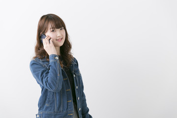 Fototapeta premium Kobieta za pomocą telefonu komórkowego