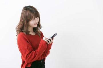スマートフォンを使う女性