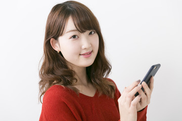 Naklejka premium スマートフォンを使う女性