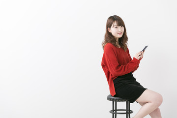 Fototapeta premium スマートフォンを使う女性