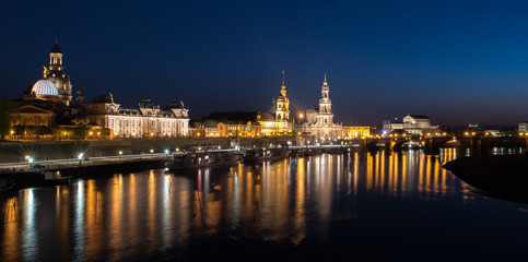 Fototapeta na wymiar Dresden vom blauen bedeckt