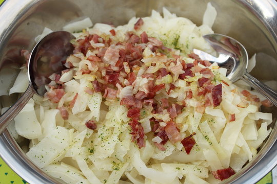 Krautsalat mit Speck in Salatschüssel