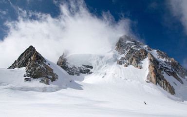 Fototapeta na wymiar Cordée dans le massif du Mont Blanc