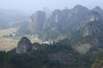 崀山の集落と丹霞地形 © kasbah