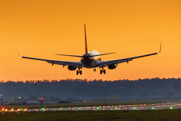 Naklejka premium Samolot ląduje lotnisko Stuttgart słońce zachód słońca wakacje podróż podróży