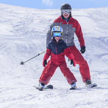 Vater und Sohn haben Spa&szlig; auf der Skipiste