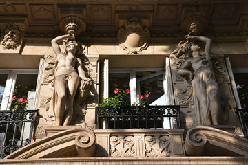 Statues d'immeuble haussmannien à Paris, France