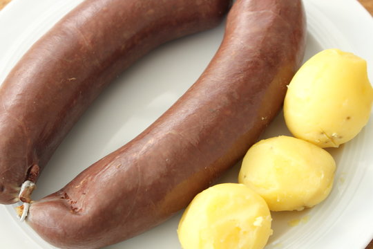Bouddingwurst mit Pellkartoffeln auf Teller