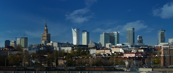 Naklejka premium Panorama Warszawy z nowymi drapaczami chmur i Pałacem Kultury i Nauki