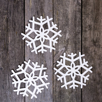 tre vita sn&ouml;flingor i papper mot rustika tr&auml; br&auml;dor