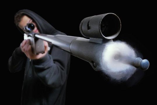 Unbekannter schie&szlig;t mit einem Luftgewehr