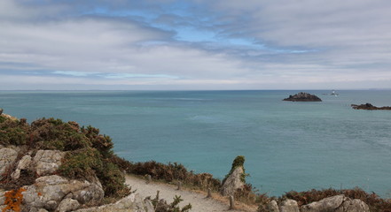 Obraz premium Phare de la Pierre-de-Herpin face à la Pointe du Grouin.
