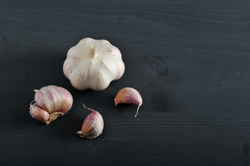a whole head of garlic and cloves of garlic