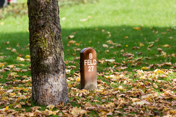 Hinweisschild auf einem Friedhof