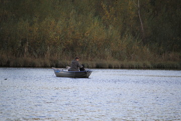 Fototapeta na wymiar Angeln, Sportfischen mit Boot, Morgenstimmung