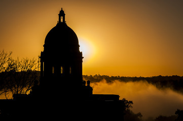 Fototapeta premium Foggy Sunrise at State Capitol Building - Frankfort, Kentucky