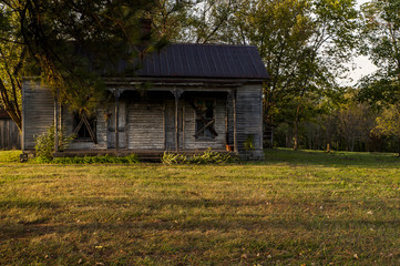 Fototapeta premium Abandoned Farm House at Evening - Kentucky