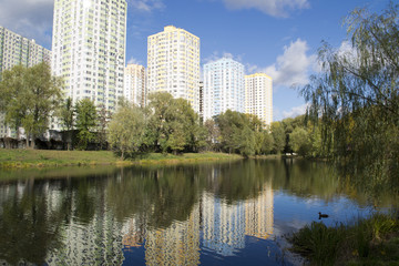 Fototapeta na wymiar lake in the park in sunny autumn weather