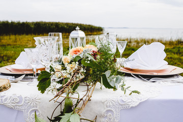 Vintage Hochzeit Tischdekoration am Wasser