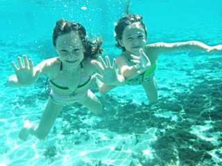 Obraz na płótnie Canvas Sisters underwater in natural spring in Florida