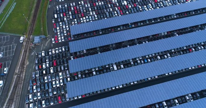 parc de voiture avec toit en panneau solaire