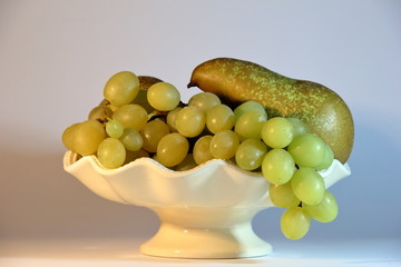 Alzata portafrutta con uva e pere.