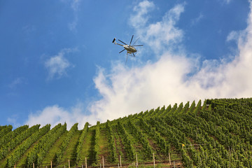 Hubschrauber bei Spritzeinsatz