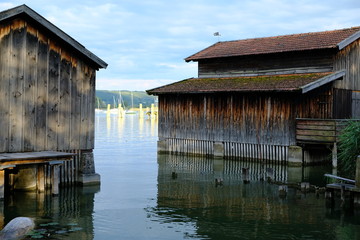 Obraz premium boathouse lakeside / wooden house