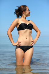 Obraz premium woman in sunshine and bikini on the beach