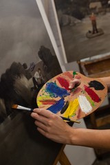 Obraz premium Woman painting on canvas in drawing class