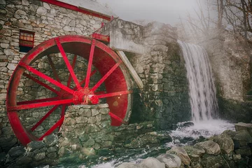 Papier Peint photo autocollant Moulins moulin à eau fonctionnant avec une roue rouge. ancien moulin à farine