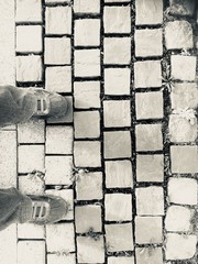 Auf Kopfsteinpflaster stehende Füße